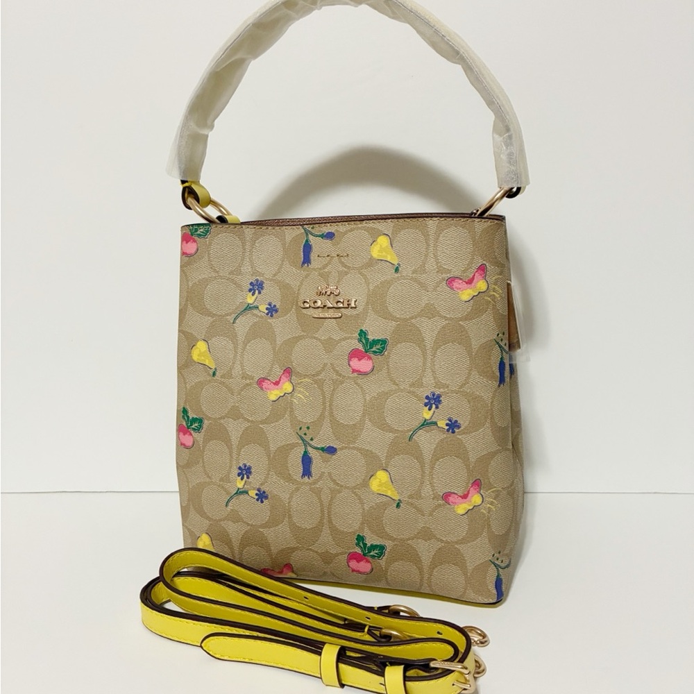 🌸New Coach Small Town 2 Way Floral Bucket Bag With Dreamy Veggie Print